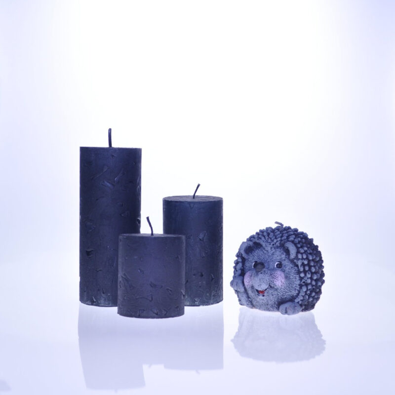 Zestaw czterech świec w czarnym kolorze trzy cylindryczne i jedna w formie jeża ustawione na jasnym tle. Stylowa ozdoba do wnętrz i ciekawy pomysł na prezent.