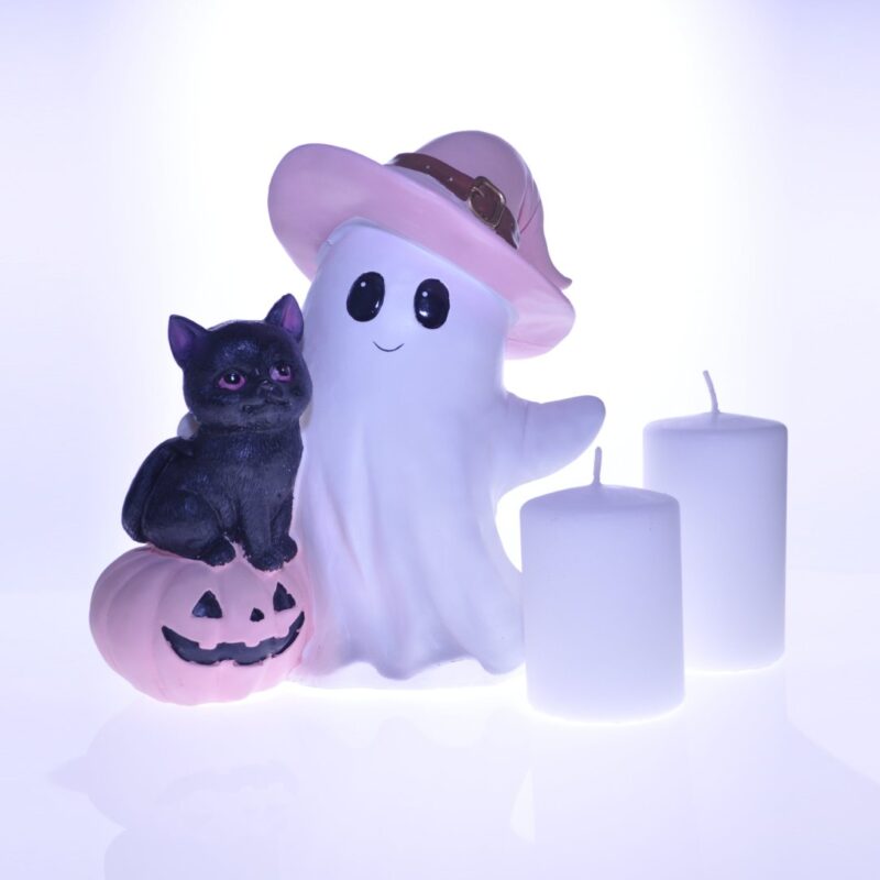 Zestaw dekoracyjny składający się z dużego, ceramicznego ducha w różowym kapeluszu, siedzącego obok czarnego kota i pastelowej dyni, z dwiema białymi świecami. Idealna ozdoba do wnętrz, dekoracje sezonowe, prezent.